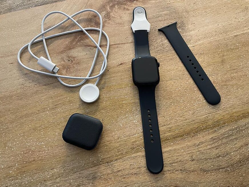 Вы можете увидеть комплект поставки Apple Watch Series 7.